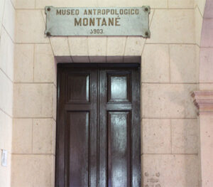 Entrada al Museo Antropológico Montané.