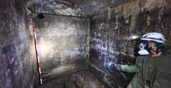 Proyecto Arqueológico Escuadrón 41 - Interior del Aljibe perteneciente a la Batería de Peñas Altas. José Manuel (El Nene) dentro del aljibe.