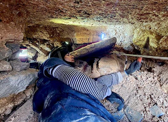 Proyecto Arqueológico Escuadrón 41 - Oscar, excavando el área alrededor del brocal del Aljibe perteneciente a la Batería de Peñas Altas.