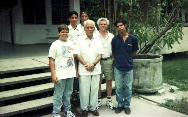 Figura 2. Manuel Rivero de la Calle al centro, junto a varios jóvenes, incluyendo al autor, durante el Taller Nacional de Arqueología celebrado en Santa Clara en 1998. Fuente: archivo del autor.