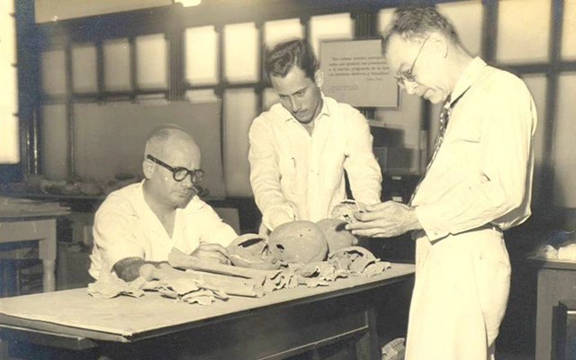 Figura 1. Manuel Rivero de la Calle junto a René Herrera Fritot y José María García Robiou. Fuente: Rangel (2011).